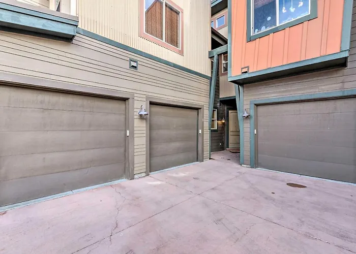 Walkable Park Mountain Getaway: Hot Tub & Views!
